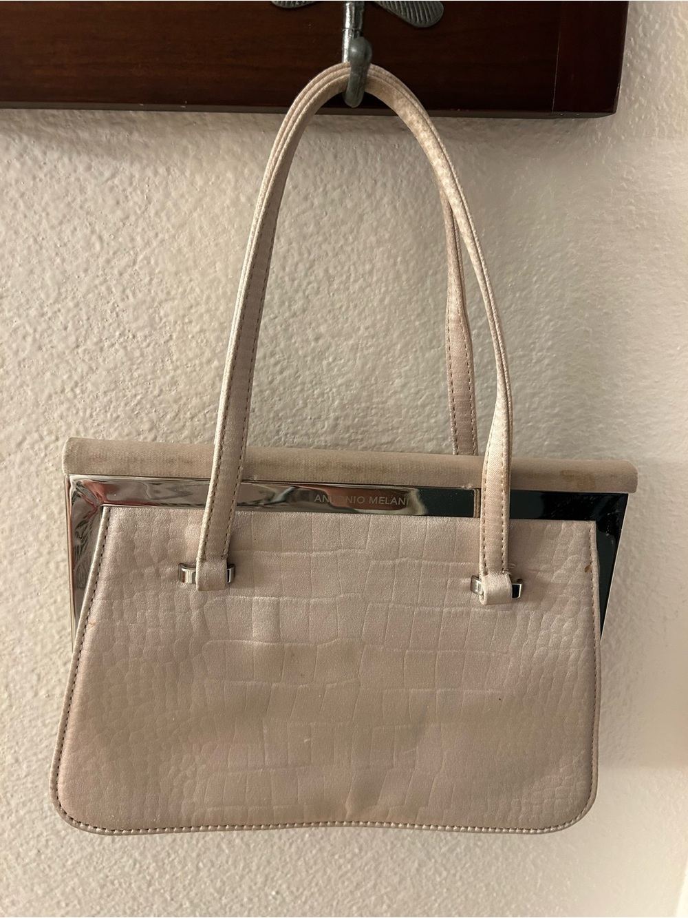 ANTONIO MELANI Light Beige Croc-Textured Shoulder Bag with Silver Trim